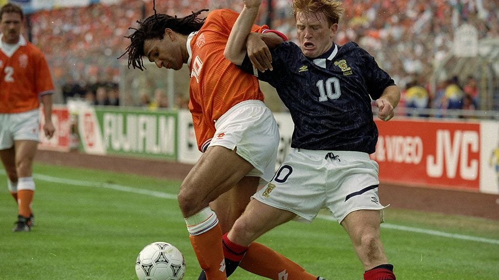 1992 Ruotsi: Ruud Gullit vastaan Stuart McCall ottelussa Hollanti-Skotlanti.
