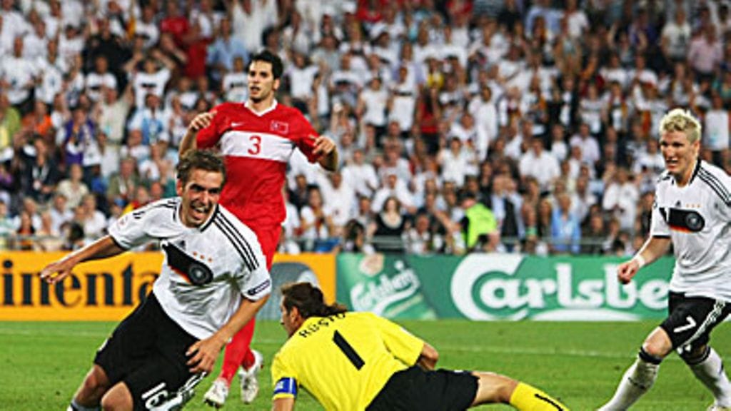 Philipp Lahm juhlii 3-2-voittomaalia, kuva: Alexander Hassenstein/Bongarts/Getty Images