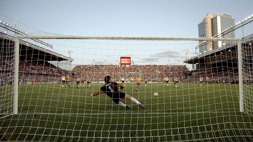 1992 Ruotsi: Thomas Brolin laukoi Ruotsille maalin pilkulta välierässä Saksaa vastaan.