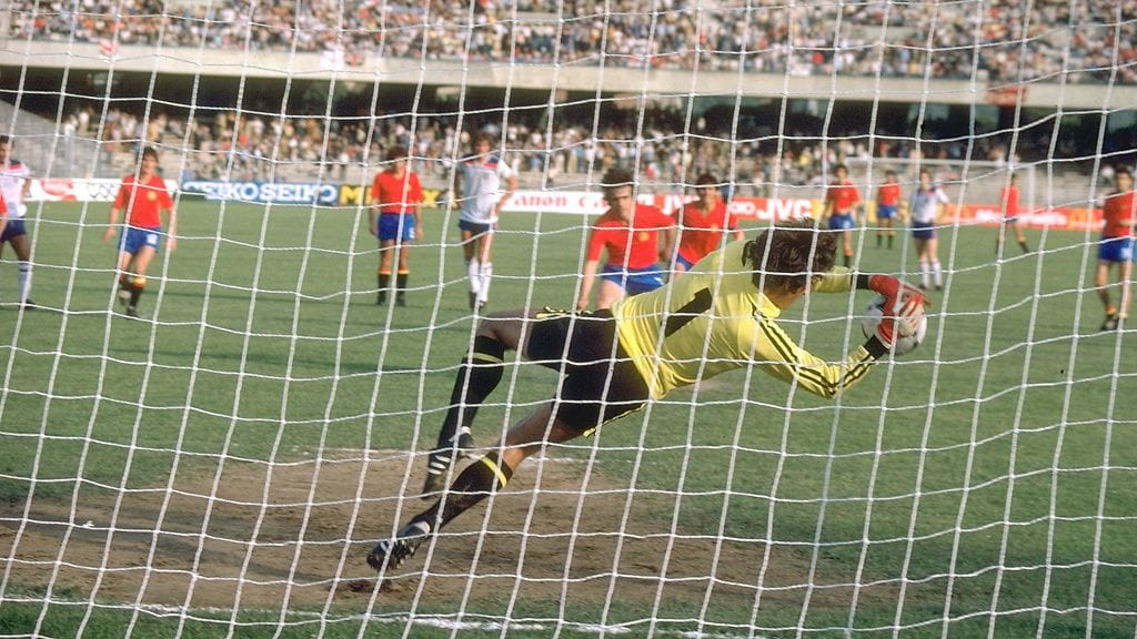 1980 Italia: Englannin maalivahti Ray Clemens torjui rankkarin ottelussa Espanjaa vastaan. Englanti voitti 2-1.