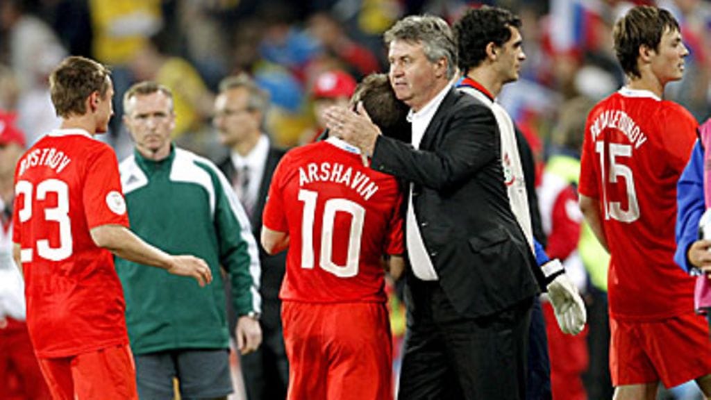 Guus Hiddink ja Andrei Arshavin, kuva: EPA/GEORGI LICOVSKI