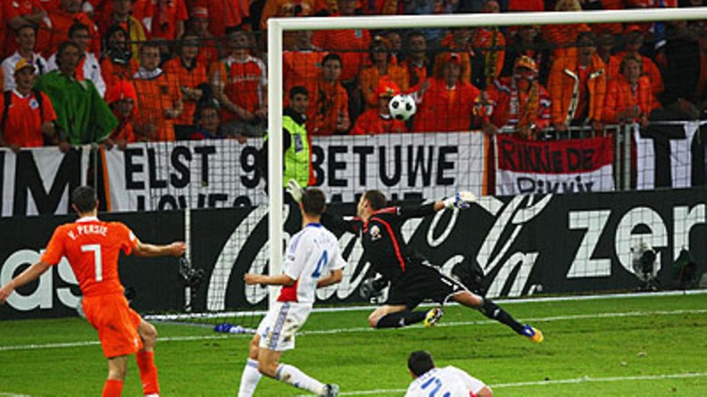 Robin van Persie laukoo 2-0-lukemat, kuva: Johannes Simon/Bongarts/Getty Images