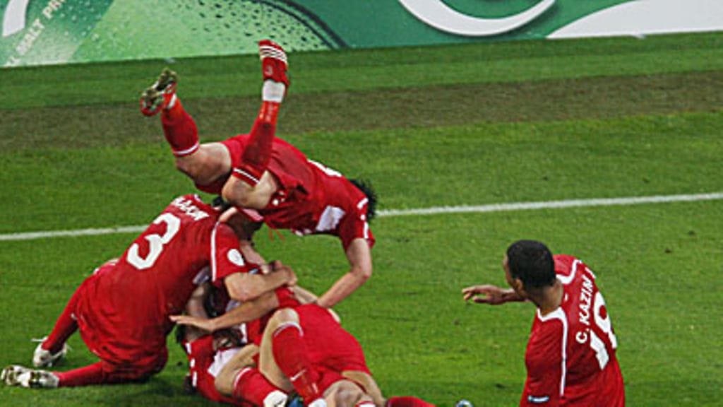 Turkin pelaajat juhlivat 3-2-maalia, kuva: EPA/KARL MATHIS