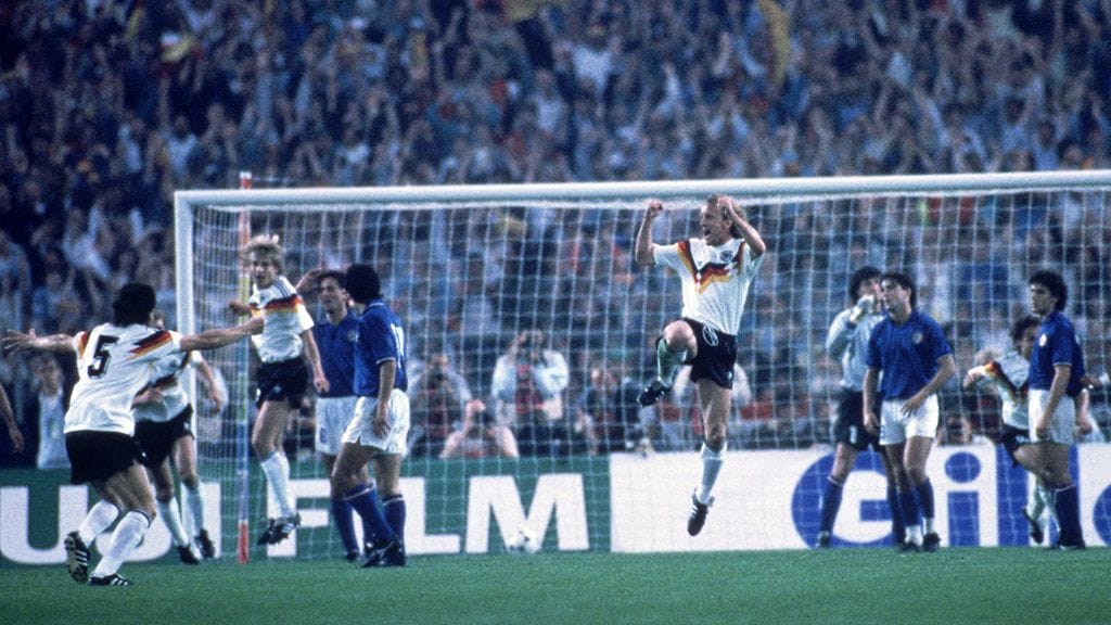 1988 Länsi-Saksa: isäntämaan Andreas Brehme juhlii 1-1-tasoitusta avausottelussa Italiaa vastaan.
