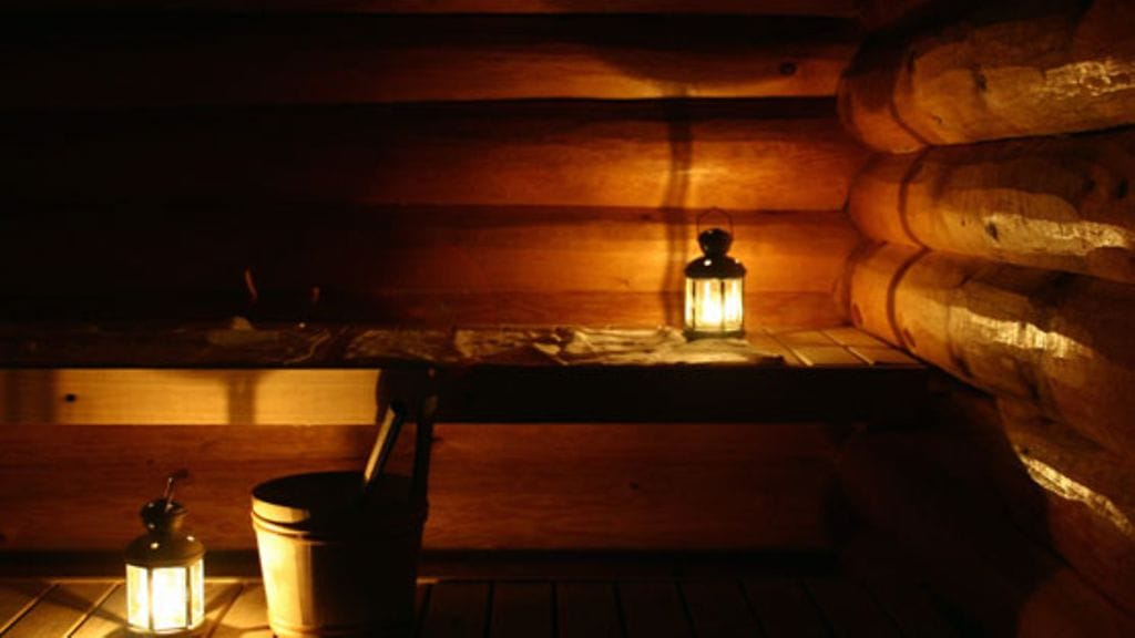 Joulusaunaan voi sytyttää vaikka kynttilöitä.