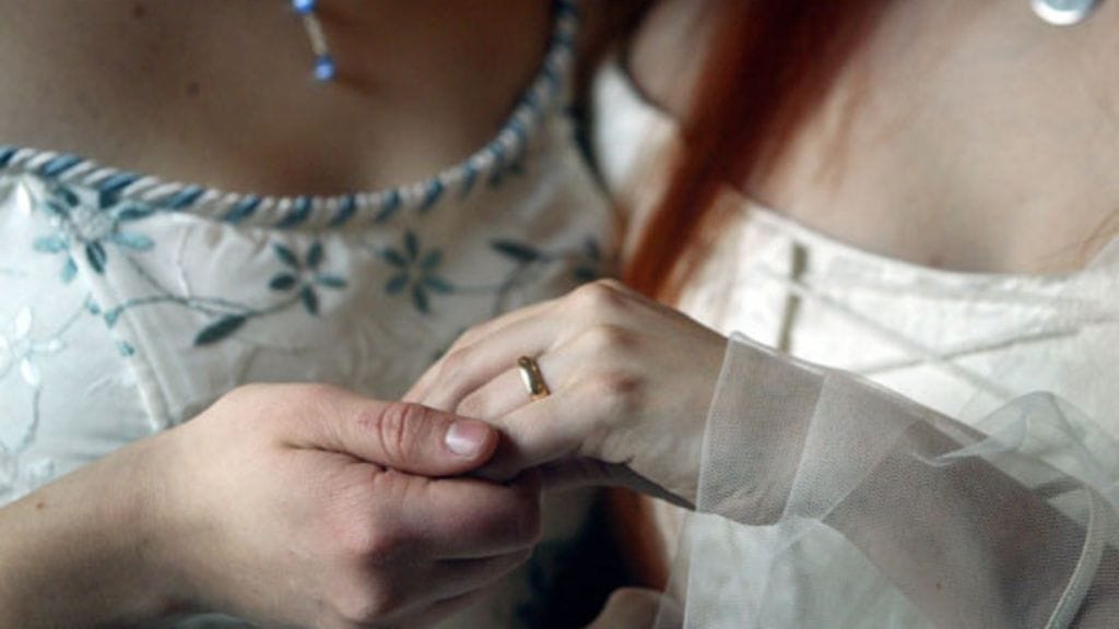 Tasa-arvoisella avioliittolailla oli Studio55.fin lukijakyselyssä lähes yhtä paljon vastustajia ja kannattajia. Kuvituskuva.