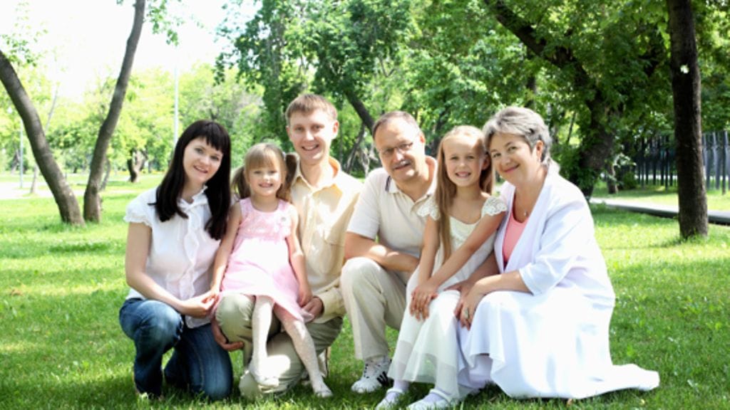 Lapsia on kohdeltava oikeudenmukaisesti, vaikka toinen olisikin helpompi kasvattaa kuin toinen. Kuvan henkilöt eivät liity juttuun.