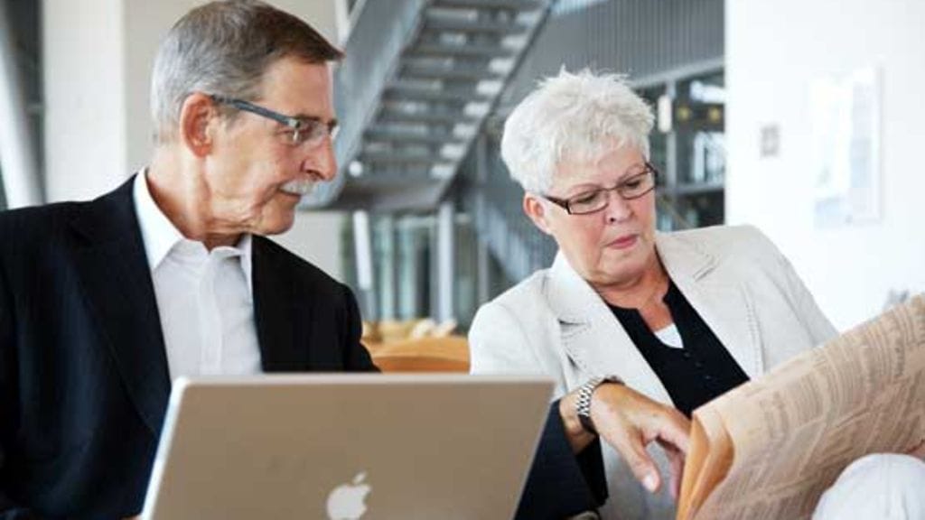 Eläkeikäiset työntekijät tulevat! Kuvan henkilöt eivät liity haastatteluun.