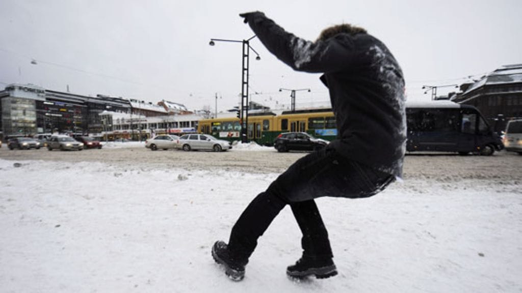 Suomessa kuolee vuosittain tuhat yli 65-vuotiasta kaatumalla. Kuvituskuva.