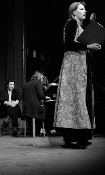 Tästä kaikki alkoi. Helsingin ylioppilastalo vuonna 1970. Saijonmaa laulaa Theodorakiksen laulua Salaisella rannallla.