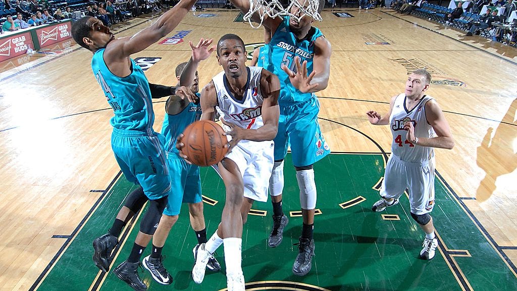 Renaldo Major veivaa koria Bakersfield Jamin paidassa.