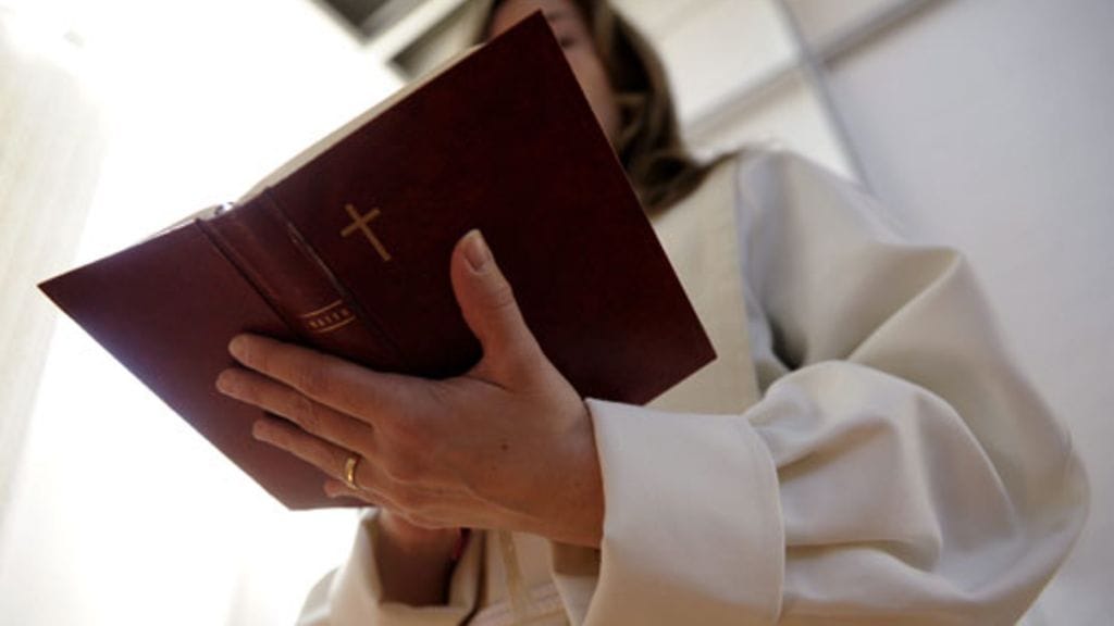 Kai Sadinmaa ei ole tyytyväinen kirkkoon nykyisellään. Kuvituskuva. Kuvan henkilö ei liity juttuun.