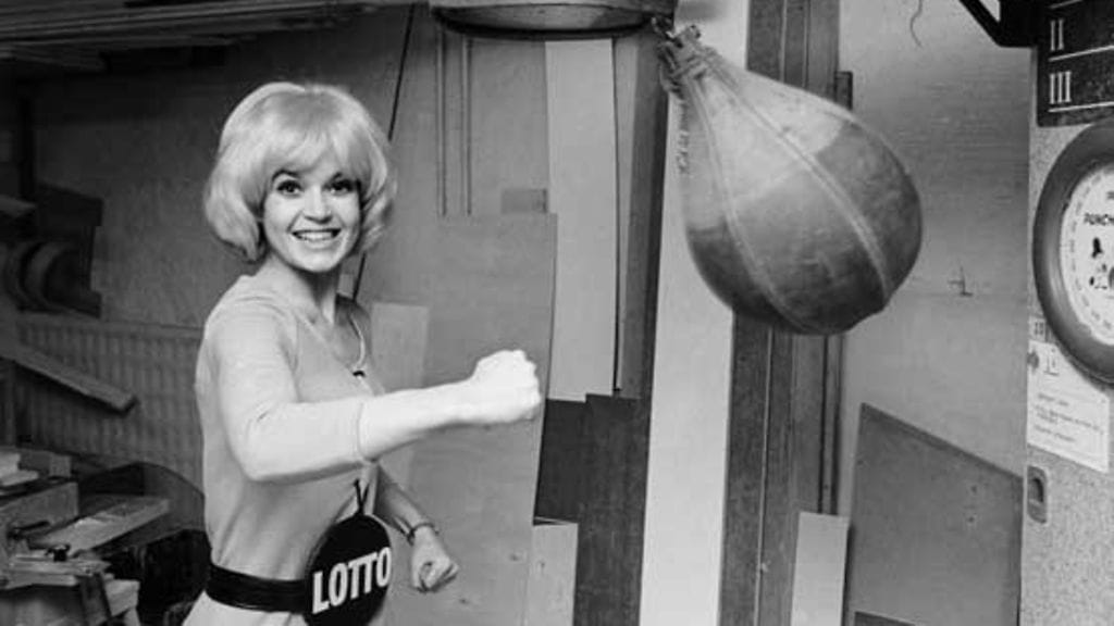 Lottotyttö harjoittelee nyrkkeilyä.