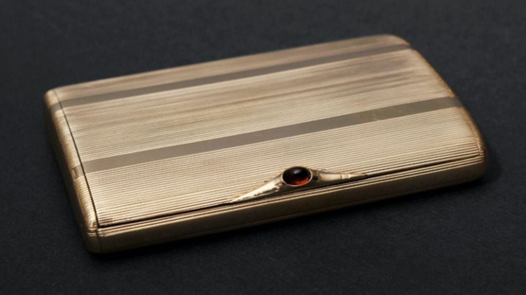 Faberge kultainen savukerasia, kultaseppä Gabriel Nykänen Bukowskin lehdistönäytössä 29. huhtikuuta 2009