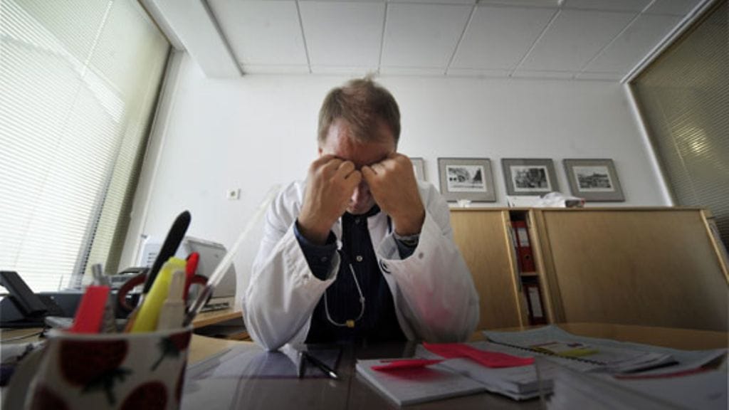 Ulkopuoliset ihmiset kertovat lääkäreille, kuinka huolella ketäkin voi hoitaa. Kuvituskuva.