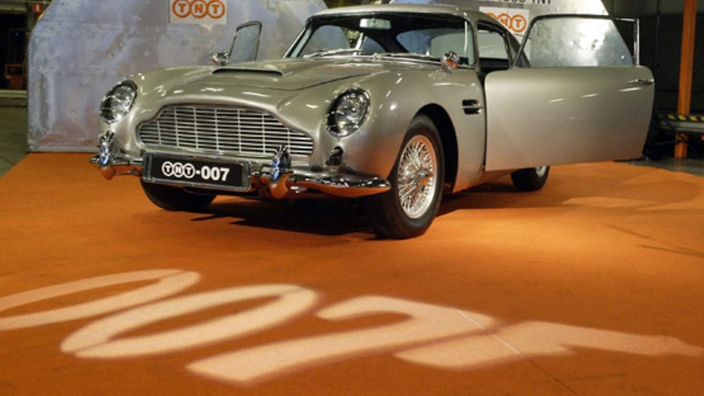 James Bondin agenttiauto Aston Martin DB5 vieraili Suomessa vuonna 2002.