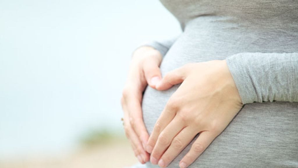 Raskauteen liittyvät riskit lisääntyvät iän myötä. Kuvituskuva.