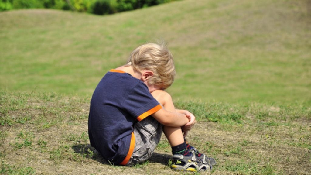Moni poika kasvaa ilman isän läsnäoloa.
