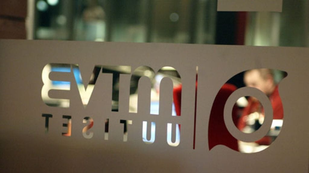 Uutislähetyksen vieraat valmistellaan lähetykseen etukäteen.