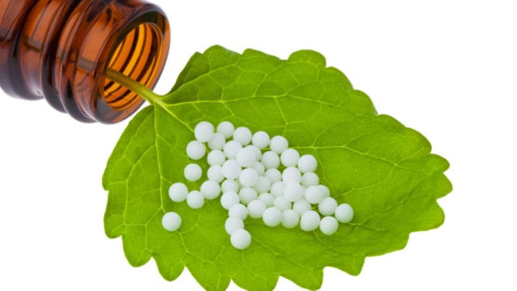 Liisa Sulkakoski luettelee pitkän listan homeopatialla parantuneita vaivoja. Kuvituskuva.