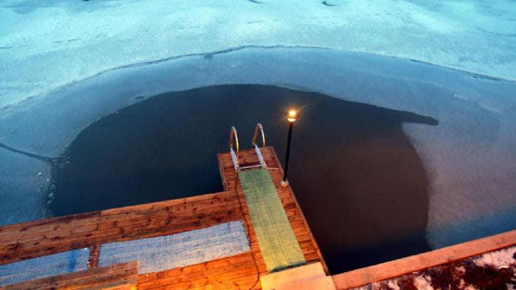 Talvinen avanto Turun saaristossa. Vesi on kasviplanktonin kuoltua kristallinkirkasta.