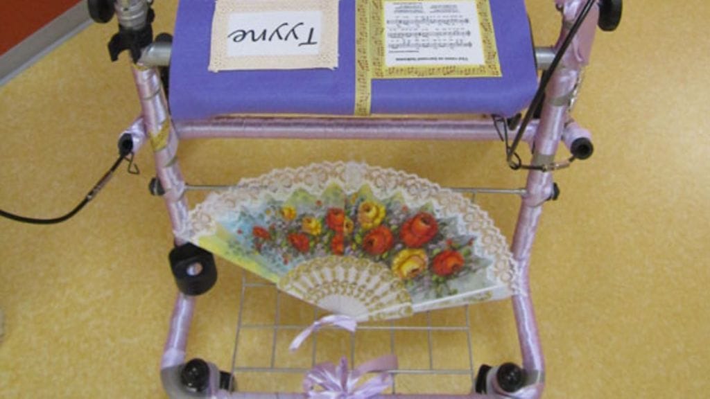 Rollaattorien mielletään kertovan sairaudesta. Sellaisen tuunaaminen omannäköiseksi piristää ja erottaa joukosta.