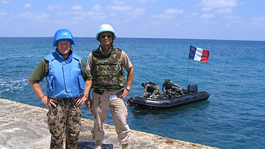 Naqouran satamassa odottamassa huoltoalusta.