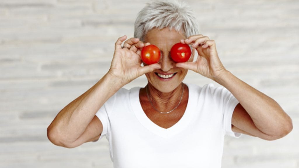 Tomaatti on terveellinen hedelmä.