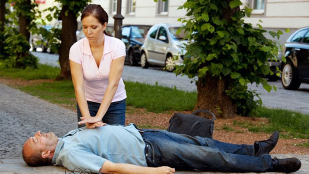 Elvyttäessä minuutit voivat tuntuvat pitkiltä. Kuvituskuva.