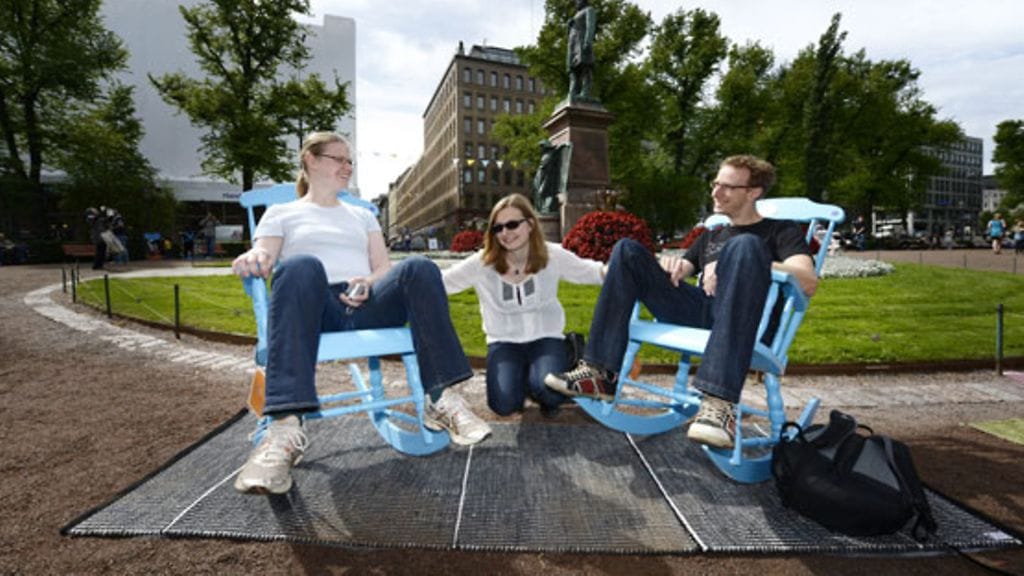 Turistit ihmettelivät keinutuolien esiinmarssia Esplanadilla viime kesänä. Matkailun nousu loppui designvuodesta huolimatta heinäkuussa.