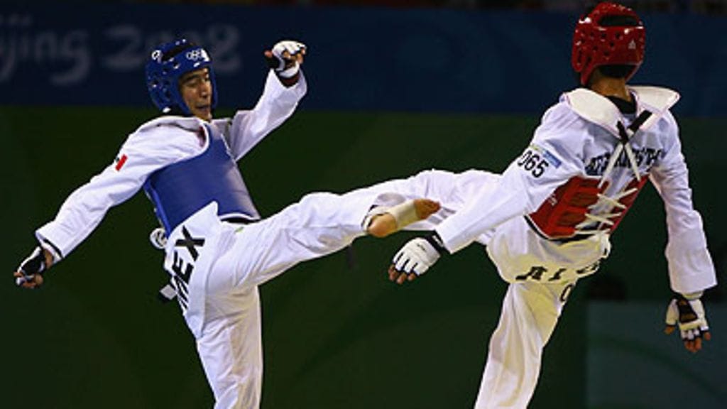 Guillermo Perez lennättää Rohullah Nikpaita välierässä. Kuva: Shaun Botterill/GETTY.