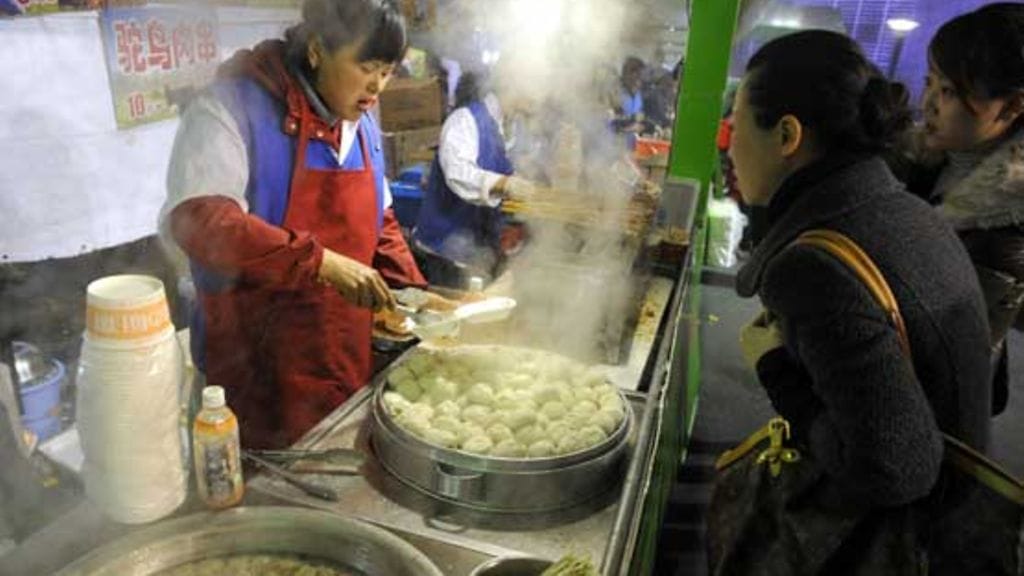 Pikaruokaravintola Shanghain kadulla.