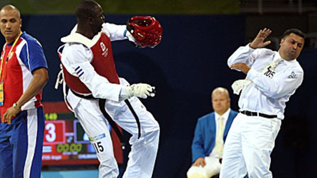 Angel Valodia Matos potkaisee Chakir Chelbat. Kuva: Ezra Shaw/GETTY.