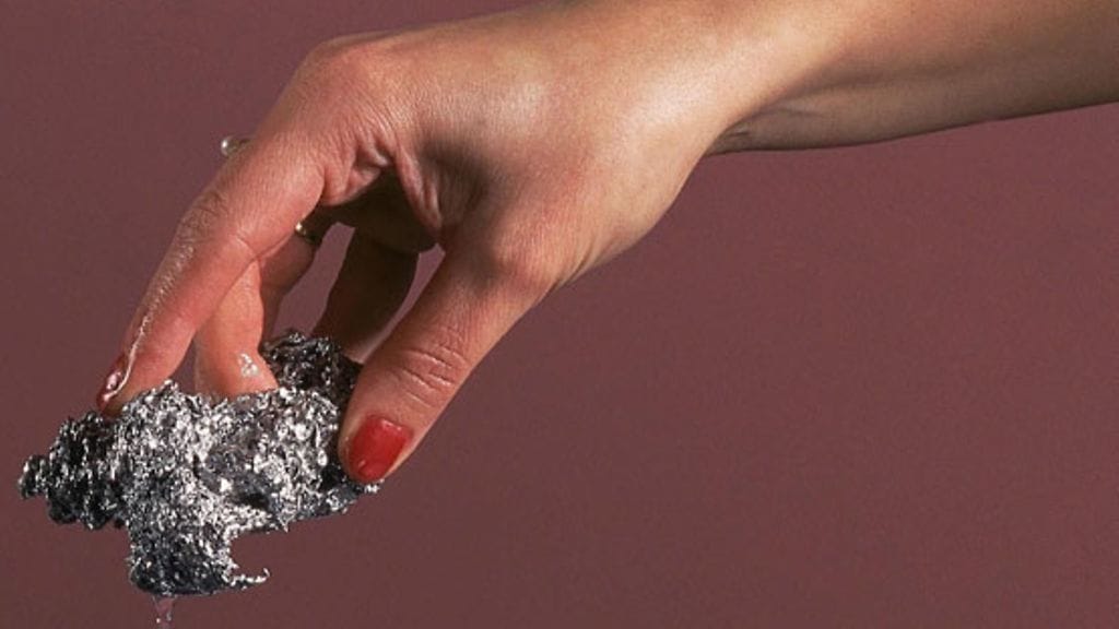 Uudenvuoden tinaa ei pidä heittää tavalliseen roskiin.