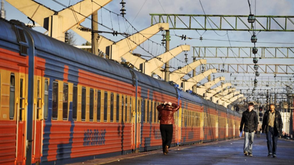 Junassa tutustuu venäläisiin.