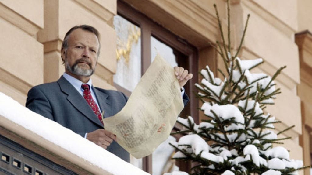 Jouko Lehmusto Brinkkalan talon parvekkeella.