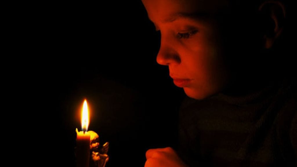 Lapsuus huutolaisena oli yksinäistä. Kuvan lapsi ei liity haastatteluun.