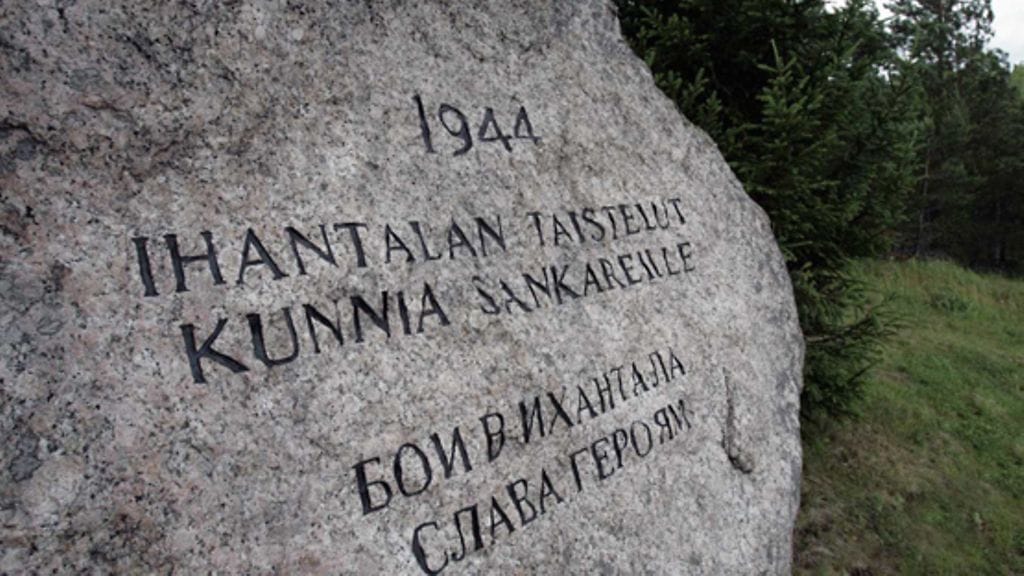 Ihantalan taisteluiden muistokivi muistuttaa alueella käydyistä, jatkosodan viimeisistä taisteluista.