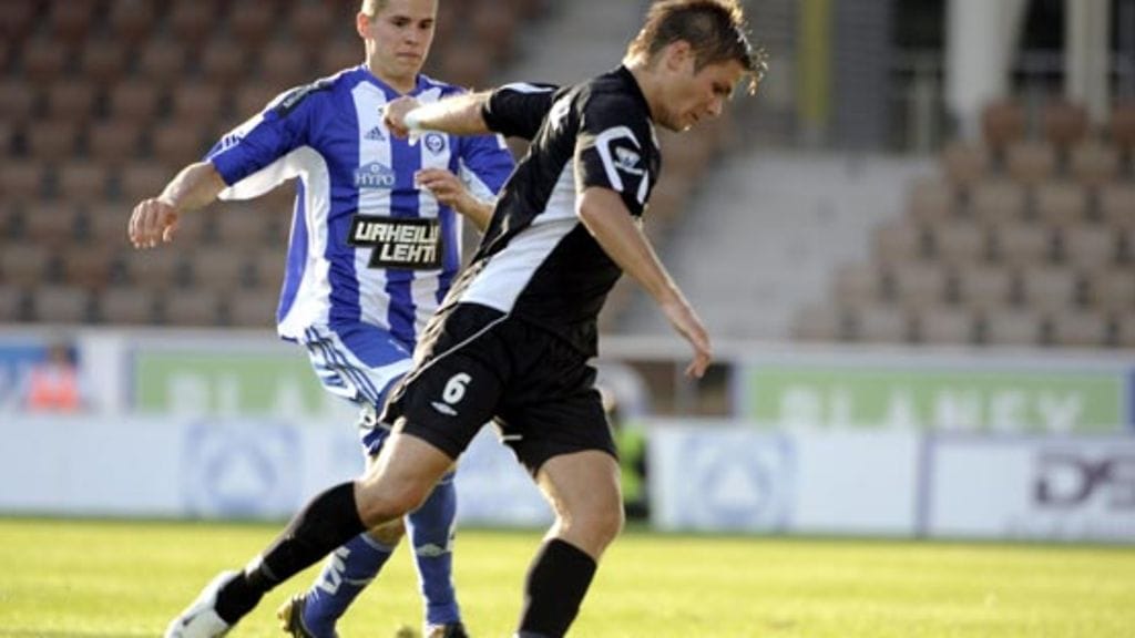 Sebastian Strandvall hyökkää. Kuva: Lehtikuva