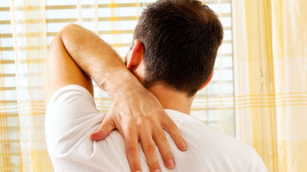 Reuman oireita ovat esimerkiksi nivelten turvotus ja aamujäykkyys sormissa.