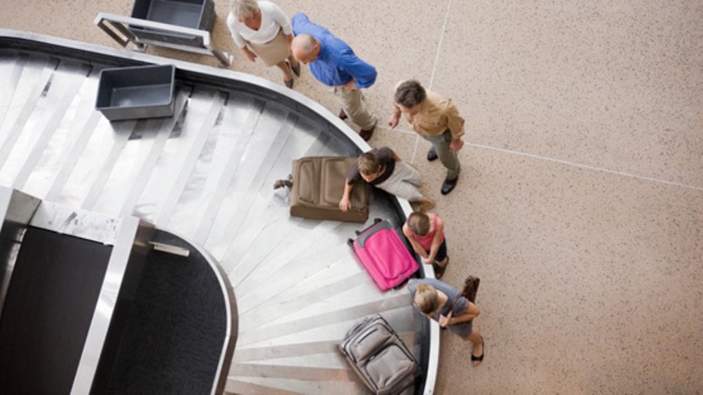 Kaikkein parhaiten pystyt pitämään silmällä laukkujasi, kun otat mukaan vain käsimatkatavaroita.