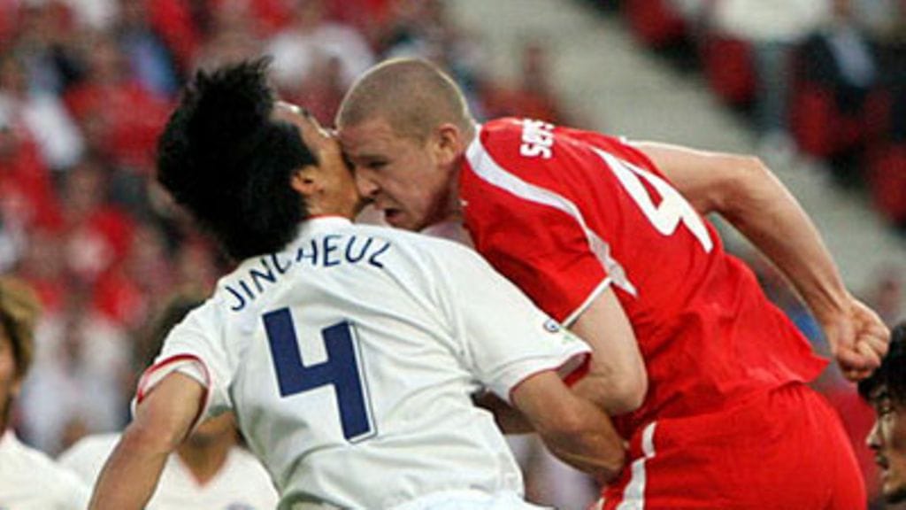 Philippe Senderos puski palloa ja sitten Etelä-Korean Cheul Jin Choita Sveitsin siirryttyä 1-0-johtoon.