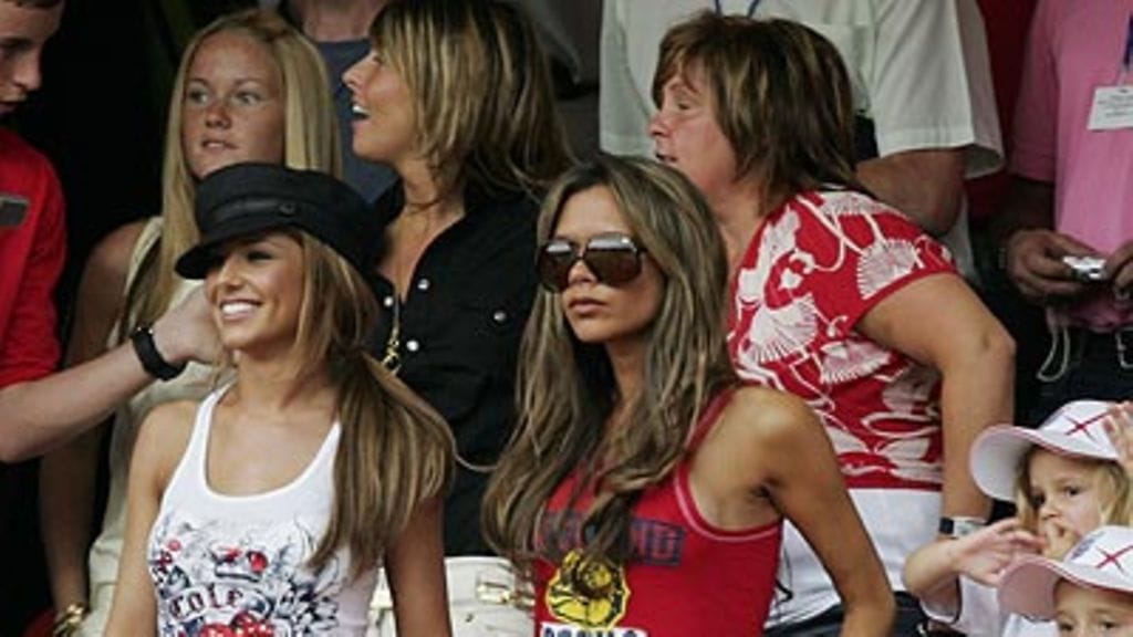 Englantilaispelaajien vaimoja katsomossa. Keskellä Victoria Beckham. Vieressä Ashley Colen tyttöystävä Cheryl Tweedy.