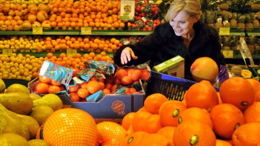 Appelsiineissa on kihtiä ehkäisevää C-vitamiinia. Kuvituskuva. Kuvan henkilö ei liity juttuun.