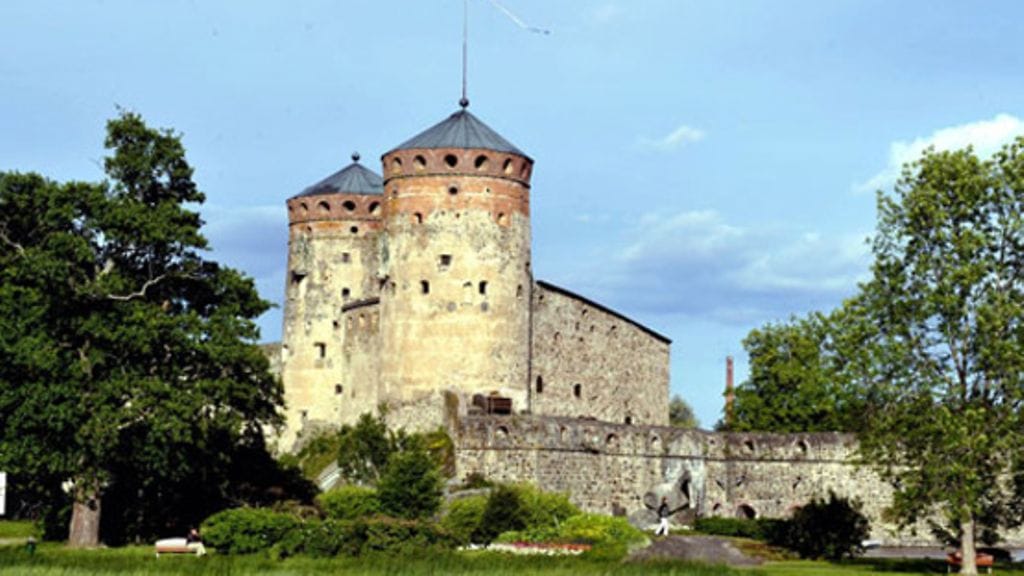 Olavinlinna toimii oopperajuhlien näyttämönä.