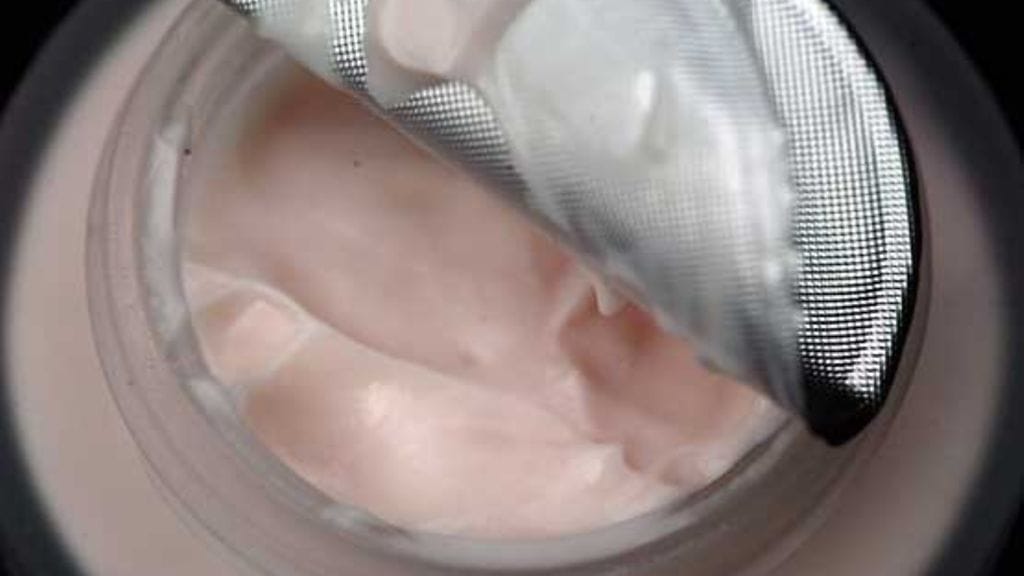 Paketista paljastui vanhaa kosmetiikkaa.