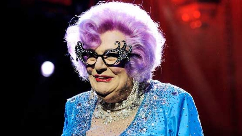 Dame Ednan värikäs ulkomuoto ei jää huomaamatta.