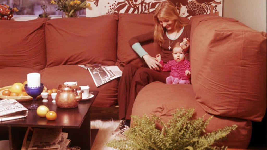 Ruskea, keltainen ja oranssi olivat muotia 1970-luvulla, samoin isot kuosit. Huomaa myös karvalankamatto!