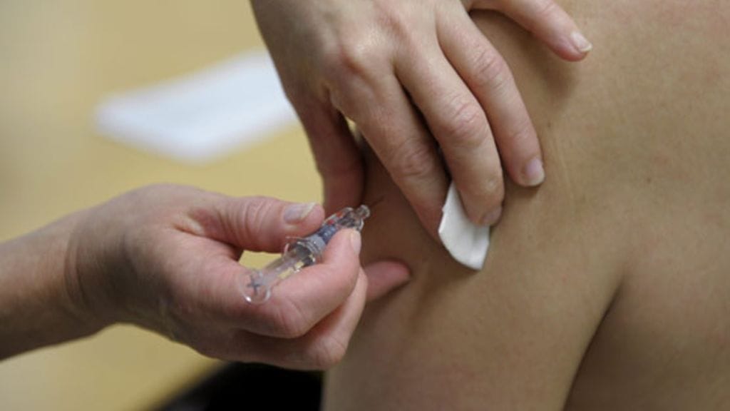 Vellu uskoo, että oireet, jotka alkoivat sikainfluenssarokotteen ottamisesta, johtivat aivoveritulppaan.