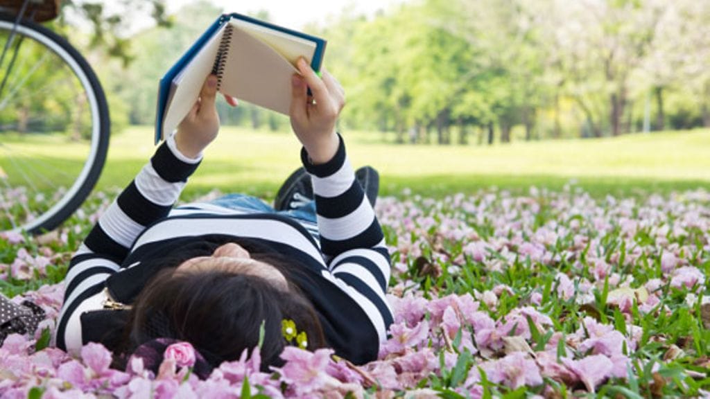 Suomentajan mielestä viihteelläkin on oma, tärkeä paikkansa kirjallisuudessa. Kuvituskuva.